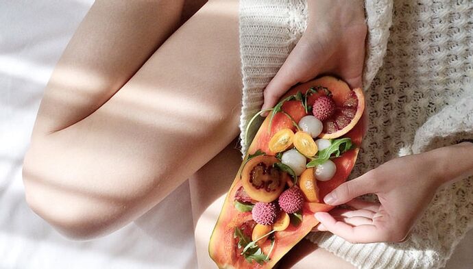 Nena con papaia e outras froitas